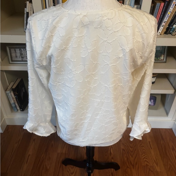 NEW LOFT White Blouse Long Sleeve V-Neck Floral Stitching Ruffle Cuff Size XS - Picture 3 of 8